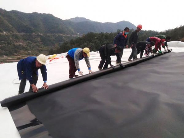 土工膜施工現(xiàn)場(chǎng)